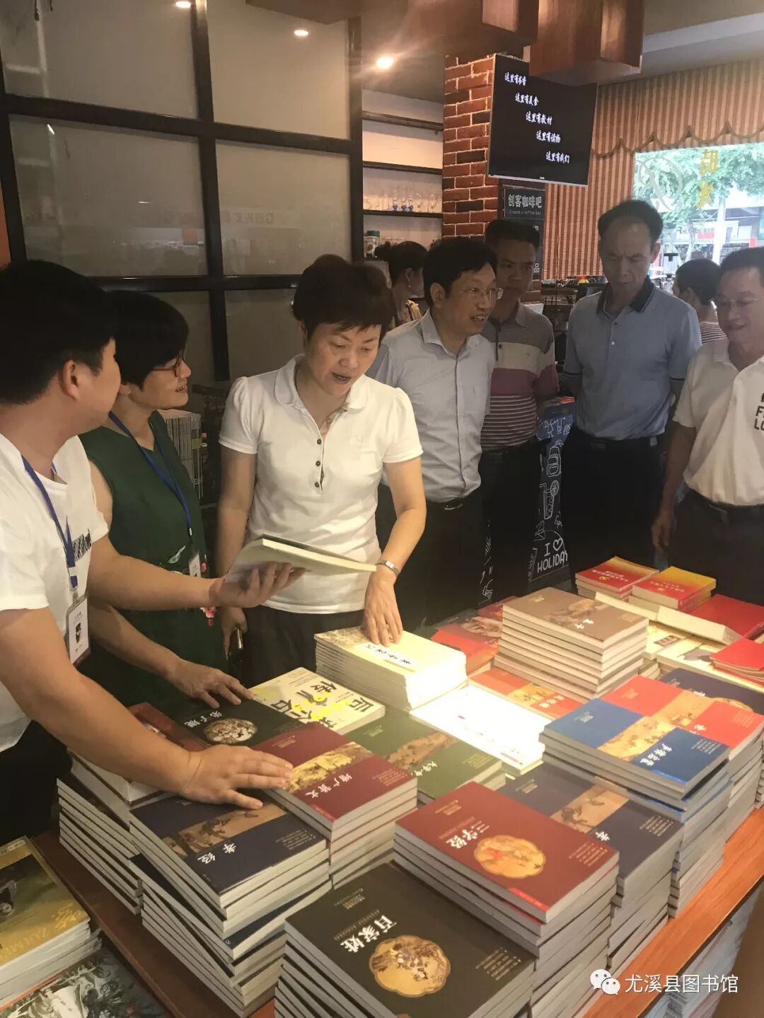 市领导到图书馆调研指导工作