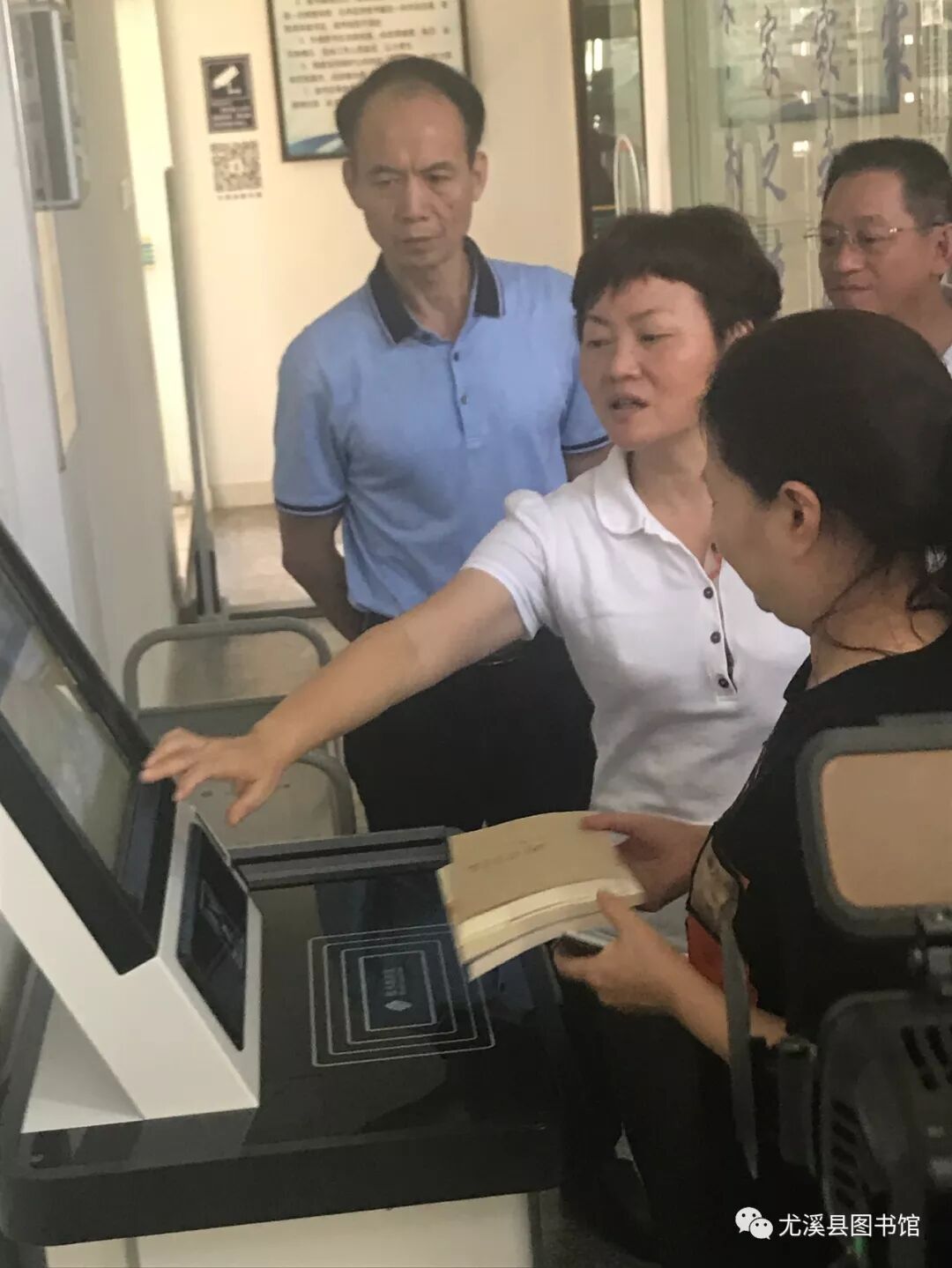 市领导到图书馆调研指导工作