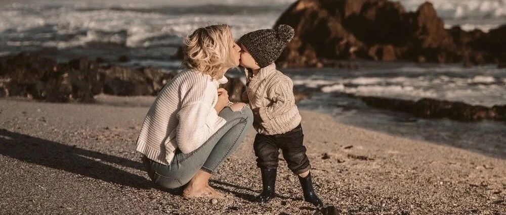 姜潮儿子“碰瓷”假哭：家有爱装哭的“戏精”宝宝怎么办？