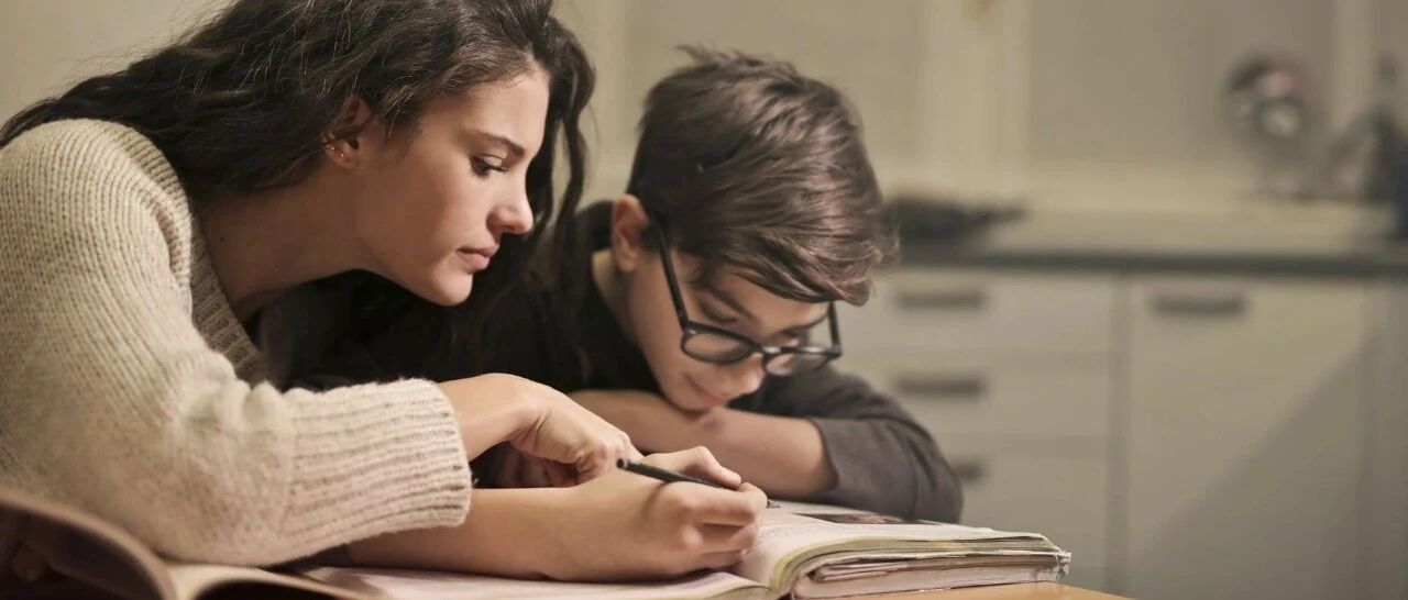 接孩子放学时做的第一件小事，99%的父母都会做，却影响孩子的一生