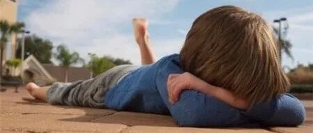 男孩吵闹被“丢弃”，父母自责懊悔一生：把冷漠当规矩，是管教最大的误区！