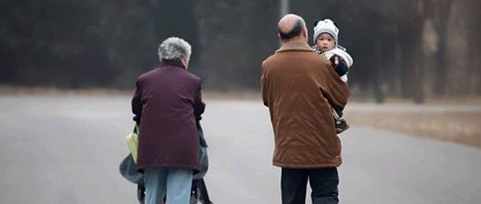 知乎帖“孩子5岁前让老人带后果多严重”：孩子不在于谁带，而在于如何去爱