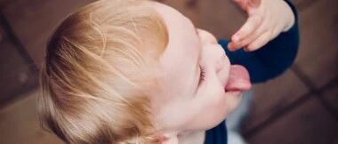 孩子频繁吃手咬指甲，一个月后，他得了这种病……