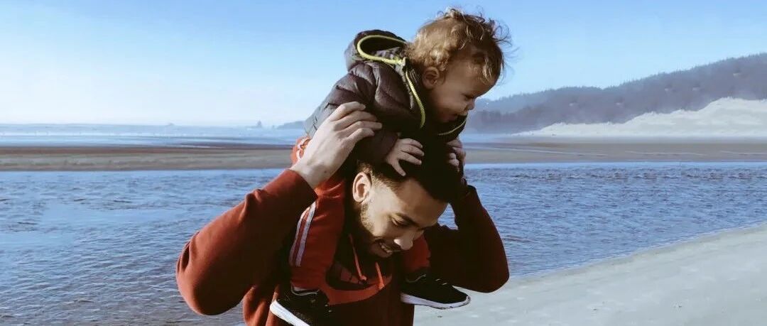 这个爸爸竟拿菜刀劈碎女儿作业：爸爸的这两个特点，影响女儿的一生！