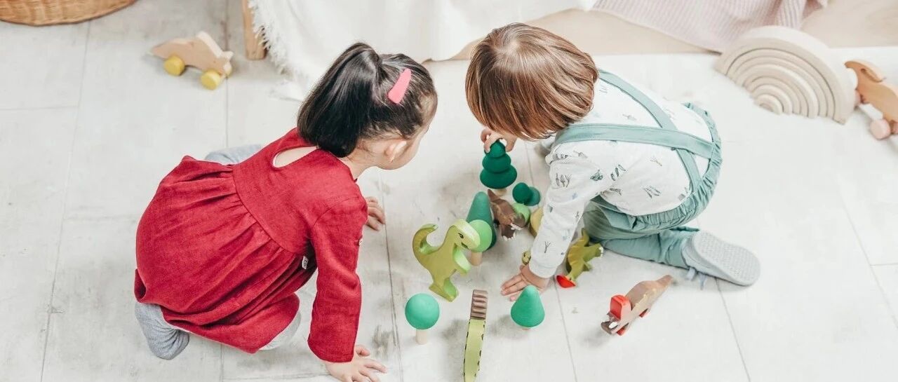 9岁儿子问：“妈妈，我看到同学‘对嘴亲亲’，他们是在谈恋爱吗……”