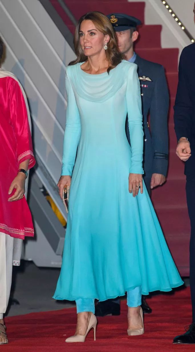 凱特王妃用漸層藍長裙致敬戴安娜，英國王妃們真的很愛戴妃架式 時尚 第2張