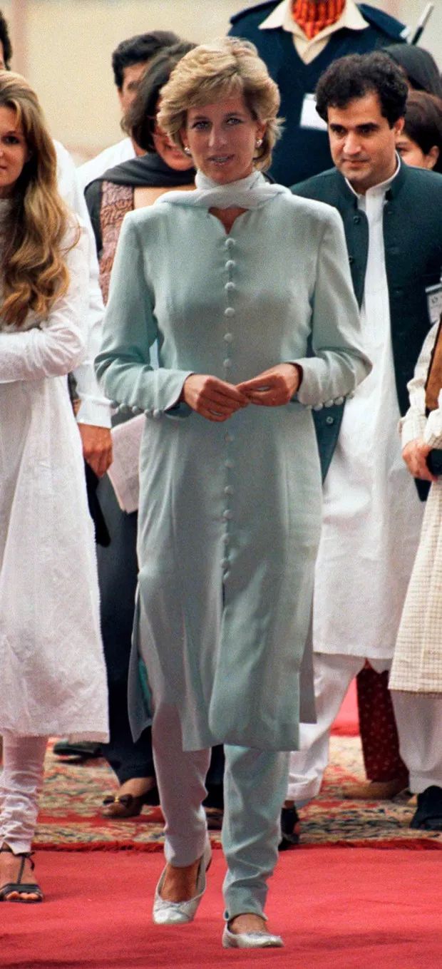 凱特王妃用漸層藍長裙致敬戴安娜，英國王妃們真的很愛戴妃架式 時尚 第3張