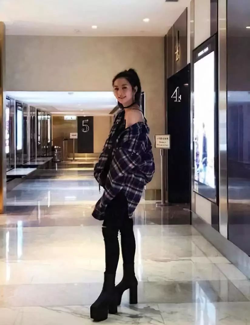 17歲去時裝周，18歲登上ELLE封面的她，憑什麼被稱為「最美星二代」？ 時尚 第24張