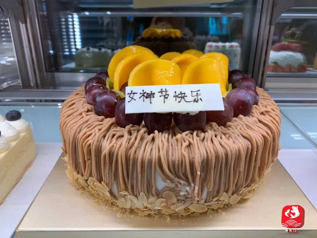 献鲜花送蛋糕赠暖饮龙门市民欢度三八