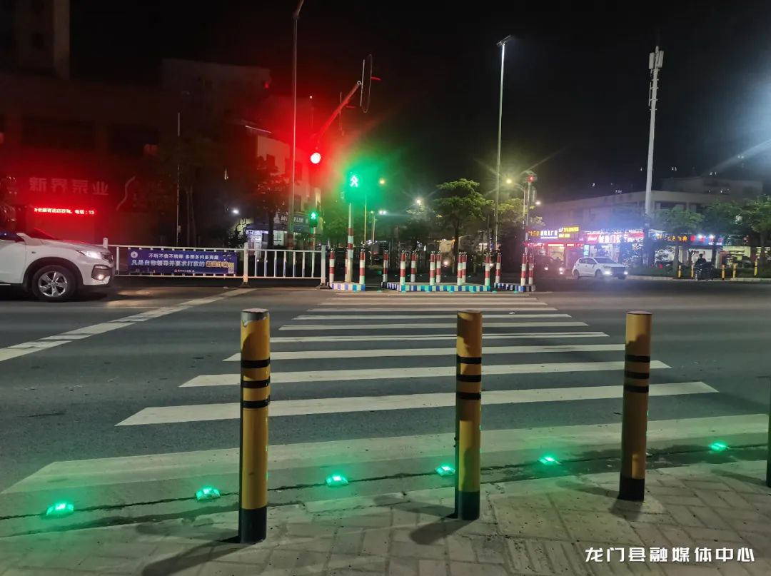 红绿灯路口夜景照片图片