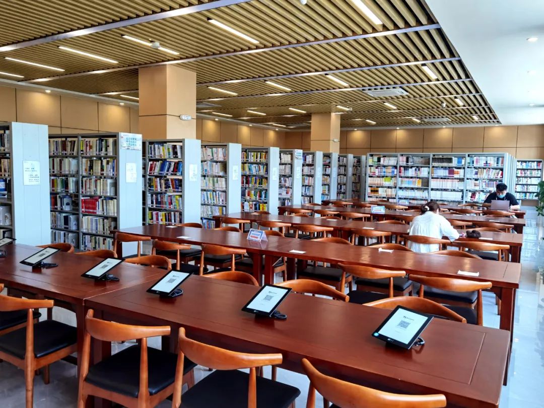 龙门县图书馆引进智能化服务设备优化读者体验