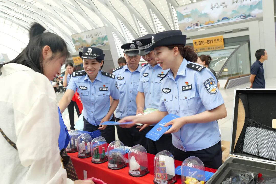 天津铁路公安处民警在天津西站候车大厅向群众宣传禁毒知识。.JPG