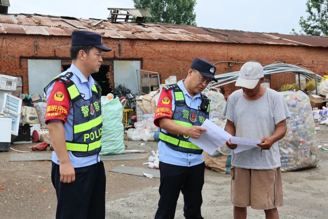 天津铁路公安处沿线民警在辖区内开展安全宣传，确保线路绝对安全。.JPG