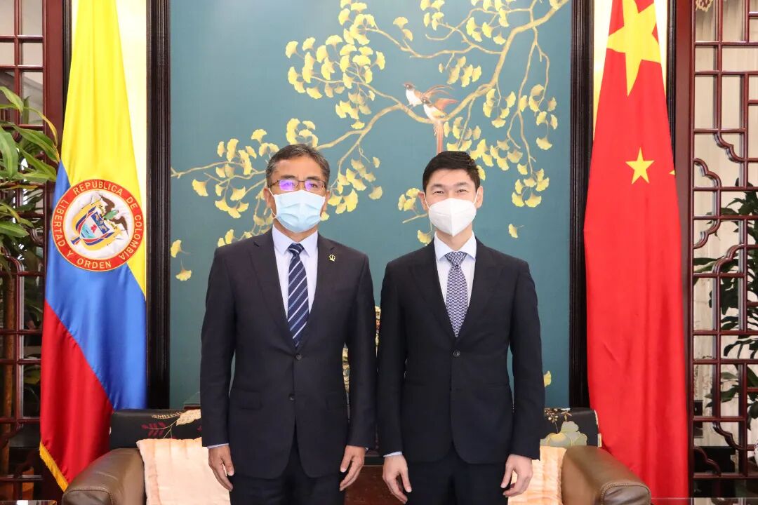 帮助表示感谢,向蓝虎大使简要介绍了此次出国调研和慰问一线员工情况