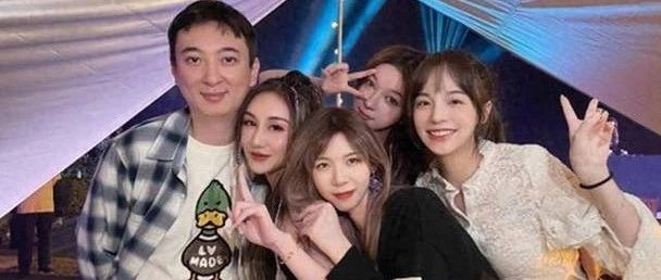 王思聪换女友了!穿天价情侣鞋秀恩爱,女生纯素颜太自信