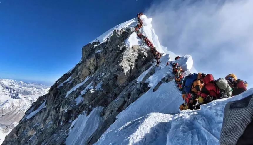 珠峰登山旺季 堵车 已14人遇难 起步价75万 登顶纯属富人游戏 证券时报网