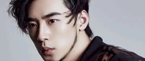 ​《声入人心》男团又翻车！高天鹤主持人考试笔试作弊，芒果台挑选新人眼光遭质疑？