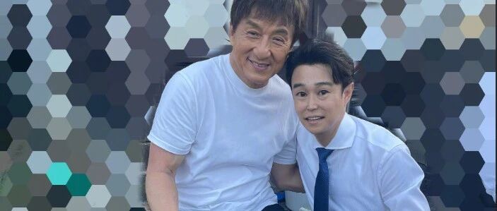 小沈阳跪地与成龙合照！被女儿P成外星人，父女俩互相表白太暖心