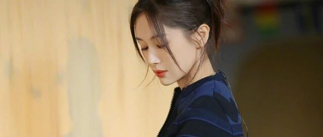 王子文被批耍大牌，助理双膝下跪帮她穿鞋，另一工作人员蹲着讲话!