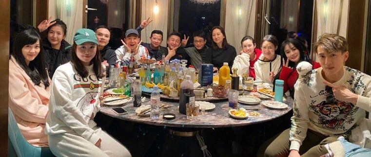 爸爸去哪儿春节团聚！4小男孩粘在一起玩耍，就数轩轩最高大......