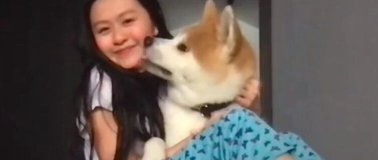 邱淑贞二女儿罕露面！素颜清纯可人长腿白皙反光，高颜值不输姐姐沈月......