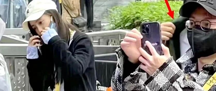 黄晓明baby带儿子现身游乐园玩，拍照都不敢摘口罩，小海绵已长到妈妈腰！