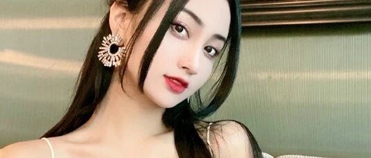 女网红再曝与郭麒麟私下约会细节，称男方送大捧玫瑰，还一起牵着手睡觉？