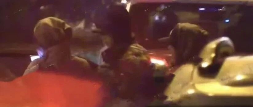 富二代男星深夜带2美女回家！左顾右盼很谨慎，与女星绯闻频出......