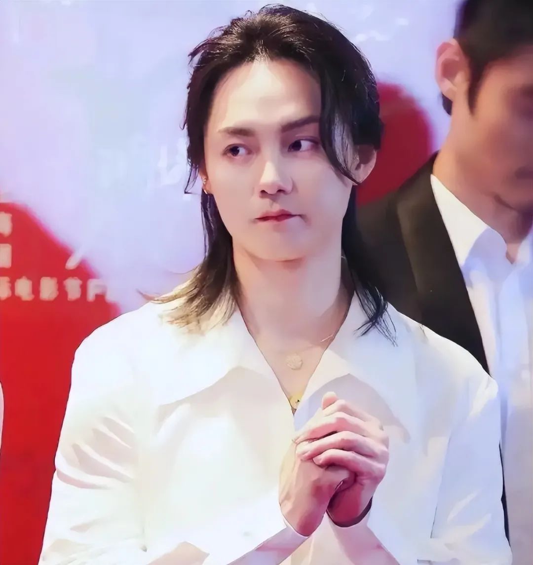 尹正醉酒后狂亲多位男友人，搂腰摸臀动作大胆，场面辣眼无法直视！