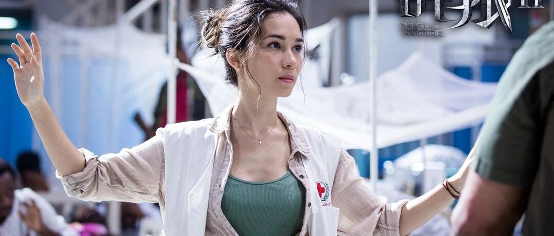 《战狼2》女主角卢靖姗父亲去世！曾与成龙、李小龙合作，生前最后露面曝光