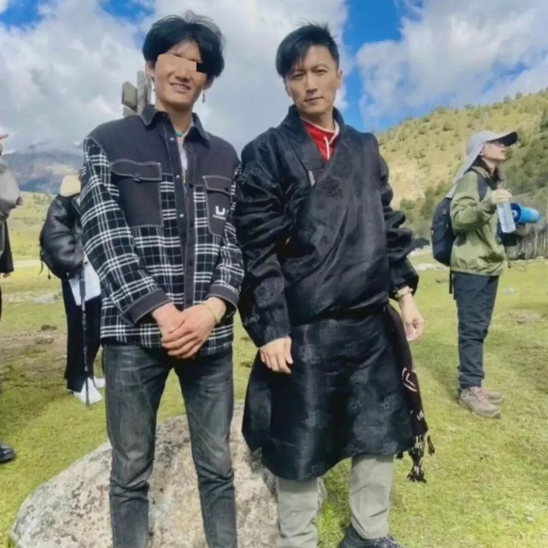 谢霆锋与丁真同框，打扮完美融入当地，网友险些没认出