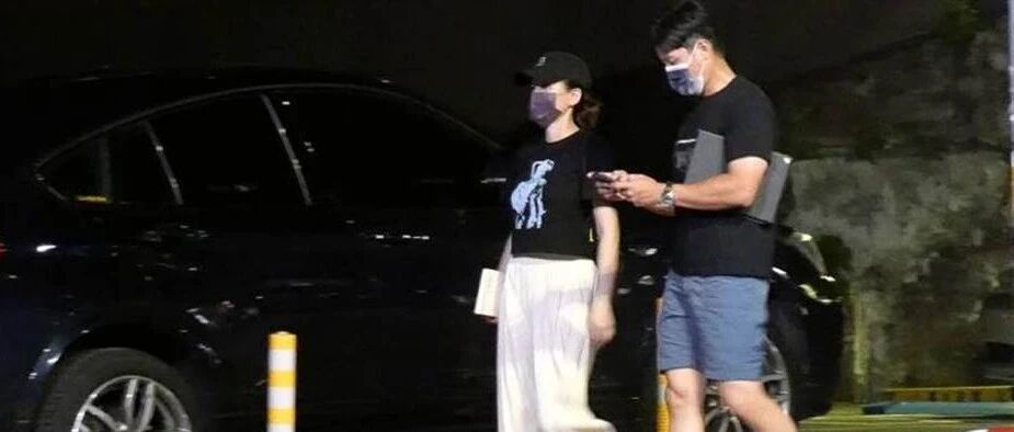 陈乔恩和小9岁男友深夜外出，衣着宽松身材丰满，又被传有孕？
