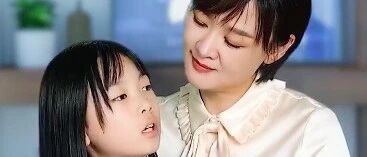 前央视主持人李小萌晒娃，女儿9岁长一张高级脸，住大豪宅显奢华