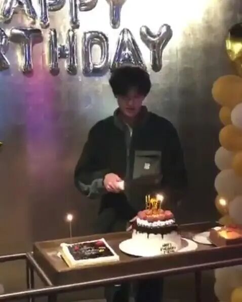 袁咏仪儿子正脸罕见曝光！长相帅气不输男团偶像，举手投足神似张智霖...（组图） - 2