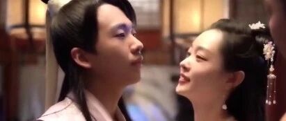 郭麒麟与大6岁女星拍吻戏，耳根子发红太害羞，曾自曝13岁就早恋？