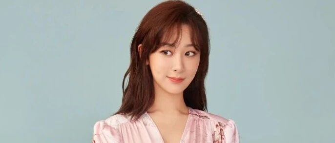 杨紫最新广告疑用手替，细节暴露手臂粗细不同，被指对自己身材不自信？