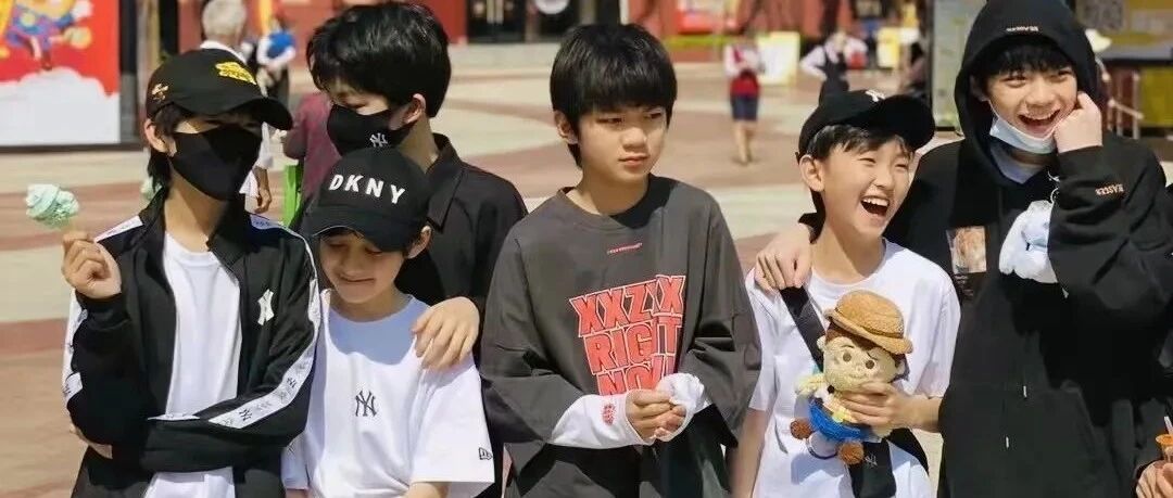 太扯了！养成系男团混进女生，隐瞒性别与公司签约，粉丝曾多次被骗...