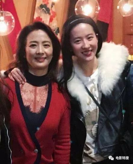 劉亦菲與媽媽同框現身，網友：媽媽超有氣質，顏值居然比女兒還搶鏡！ 娛樂 第35張