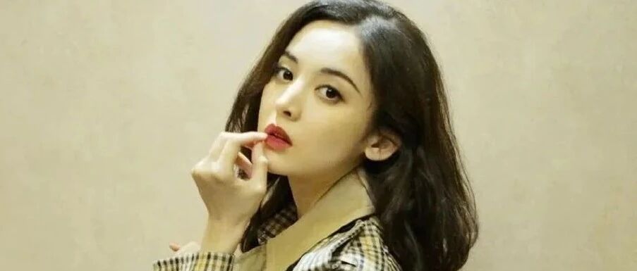 古力娜扎片场大笑挖鼻孔，举止随意毫无偶像包袱，注视鲜肉演员眼神好有戏！
