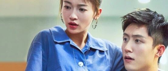 黄景瑜片场行为惹争议？摸吴谨言耳朵还撩她头发，被网友吐槽是职场骚扰？