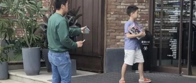 杜江二胎女儿疑曝光，身高快赶上霍思燕肩膀，因没孕像被怀疑代孕？