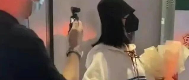 谢娜生完二胎首露面！穿宽松卫衣难掩臃肿身材，正式复出与赵丽颖一起录快本！