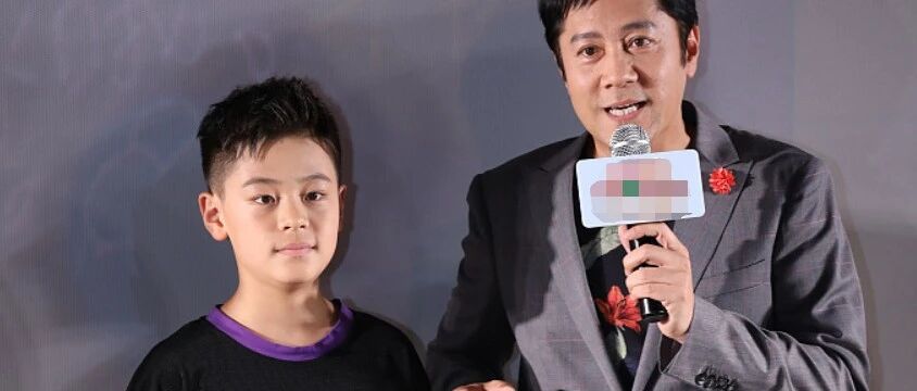 55岁蔡国庆近照曝光，10岁儿子身高已超爸爸肩膀，神秘娇妻未现身