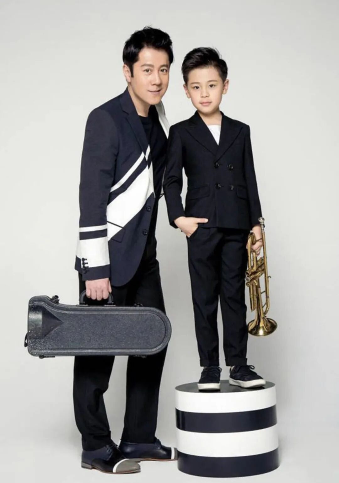 55岁蔡国庆近照曝光,10岁儿子身高已超爸爸肩膀,神秘娇妻未现身-友友