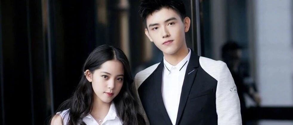 欧阳娜娜陈飞宇又发新糖，两人被扒同款吉他和项链，网友感慨这一对甜度爆表！