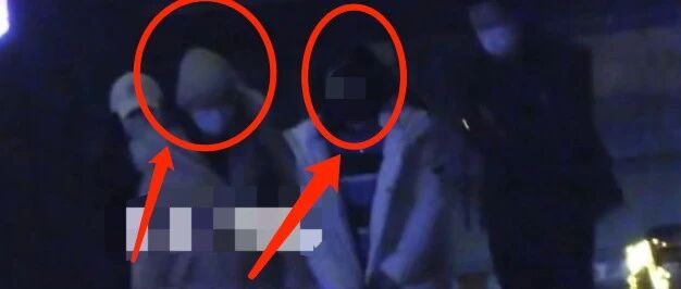 刘涛13岁女儿罕见曝光，女儿与妈妈一样高，冷风中蹦跳好活泼！