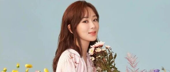 杨紫气质太土气原因曝光？其胳膊明显比其他女星短，手腕离档差一只手掌距离？