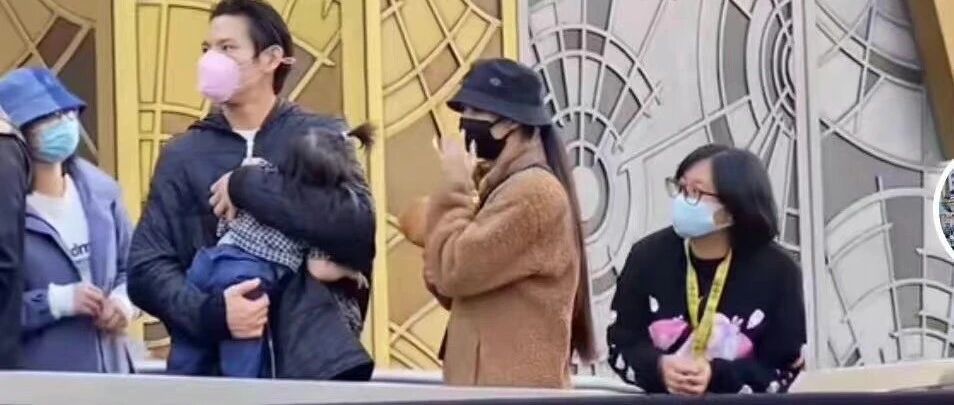 郭碧婷小腹隆起明显，被猜测已怀二胎，向佐全程抱娃显贴心！