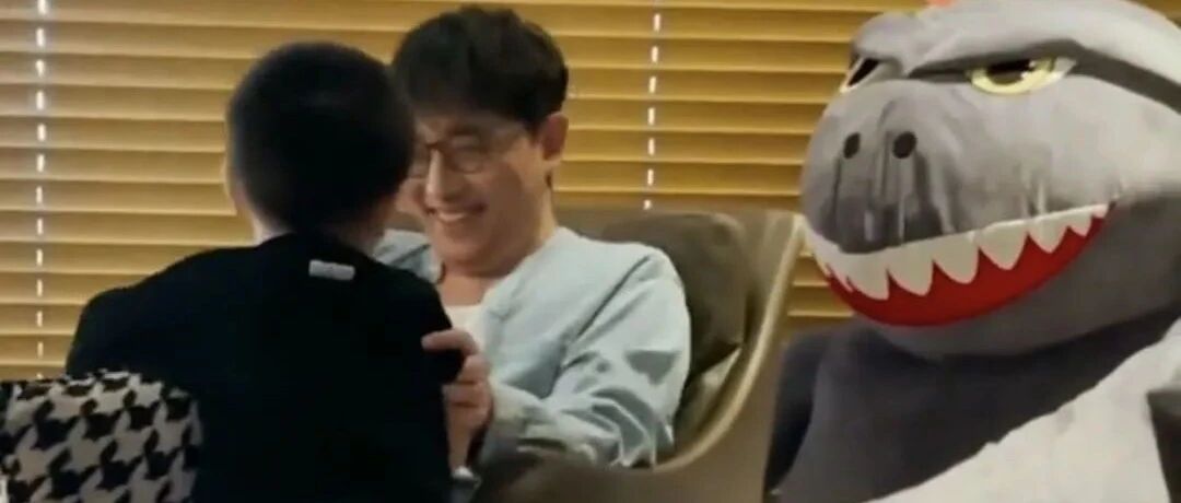 主持人华少首晒三胎小儿子正脸！儿女争宠太幸福，神秘娇妻未出镜