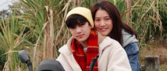 袁咏仪16岁儿子晒近照，身高出众五官似张智霖，和妈妈同框像姐弟！